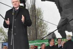 Wybory Chłopa Roku 2016 - wicepremier Jarosław Gowin, a za nim pomnik Wojciecha Bartosza- fot. Krzysztof Capiga - miechowski.pl