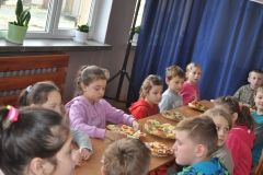 Śniadanie daje moc uczniom Społecznej Szkoły Podstawowej w Przybysławicach - fot. K. Capiga