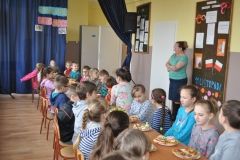 Śniadanie daje moc uczniom Społecznej Szkoły Podstawowej w Przybysławicach - fot. K. Capiga