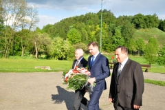 Powiatowe Święto Ludowe - gospodarze Święta składają kwiaty pod pomnikiem Bartosza Głowackiego - miechowski.pl - fot. K. Capiga