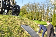 Powiatowe Święto Ludowe - gospodarze Święta składają kwiaty pod pomnikiem Bartosza Głowackiego - miechowski.pl - fot. K. Capiga
