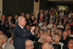 100-lecie miechowskiego LO - Zjazd Absolwentów owacje dla dyr. Ernesta Kolano - fot. K. Capiga