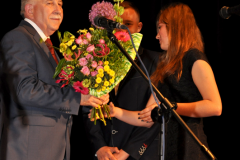 100-lecie miechowskiego LO - Zjazd Absolwentów - kwiaty dla dyr. Zygmunta Drożdża - fot. K. Capiga