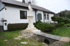 2023-10-27-kapliczka-w-Trzonowie-01