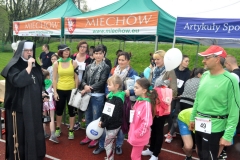 II Bieg Konstytucji 3 maja -siostra Benedykta dopinguje startujących - miechowski.pl - fot. Krzysztof Capiga