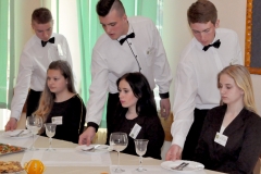 Dzień Otwarty "Ekonomika" - pokaz sztuki kelnerskiej - miechowski.pl - fot. Krzysztof Capiga