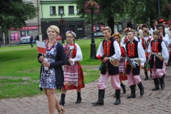 Międzynarodowe Małopolskie Spotkania z Folklorem - Miechów 2016 - wejście do bazyliki i Msza św. - miechowski.pl
