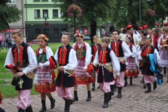 Międzynarodowe Małopolskie Spotkania z Folklorem - Miechów 2016 - wejście do bazyliki i Msza św. - miechowski.pl