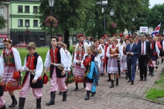 Międzynarodowe Małopolskie Spotkania z Folklorem - Miechów 2016 - wejście do bazyliki i Msza św. - miechowski.pl