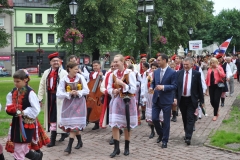 Międzynarodowe Małopolskie Spotkania z Folklorem - Miechów 2016 - wejście do bazyliki i Msza św. - miechowski.pl