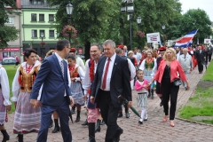 Międzynarodowe Małopolskie Spotkania z Folklorem - Miechów 2016 - wejście do bazyliki i Msza św. - miechowski.pl