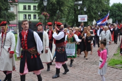 Międzynarodowe Małopolskie Spotkania z Folklorem - Miechów 2016 - wejście do bazyliki i Msza św. - miechowski.pl