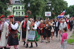 Międzynarodowe Małopolskie Spotkania z Folklorem - Miechów 2016 - wejście do bazyliki i Msza św. - miechowski.pl