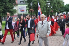 Międzynarodowe Małopolskie Spotkania z Folklorem - Miechów 2016 - wejście do bazyliki i Msza św. - miechowski.pl