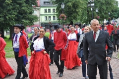 Międzynarodowe Małopolskie Spotkania z Folklorem - Miechów 2016 - wejście do bazyliki i Msza św. - miechowski.pl