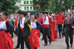 Międzynarodowe Małopolskie Spotkania z Folklorem - Miechów 2016 - wejście do bazyliki i Msza św. - miechowski.pl