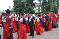 Międzynarodowe Małopolskie Spotkania z Folklorem - Miechów 2016 - wejście do bazyliki i Msza św. - miechowski.pl