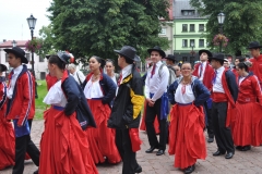 Międzynarodowe Małopolskie Spotkania z Folklorem - Miechów 2016 - wejście do bazyliki i Msza św. - miechowski.pl
