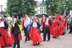 Międzynarodowe Małopolskie Spotkania z Folklorem - Miechów 2016 - wejście do bazyliki i Msza św. - miechowski.pl
