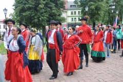 Międzynarodowe Małopolskie Spotkania z Folklorem - Miechów 2016 - wejście do bazyliki i Msza św. - miechowski.pl