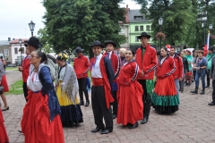 Międzynarodowe Małopolskie Spotkania z Folklorem - Miechów 2016 - wejście do bazyliki i Msza św. - miechowski.pl