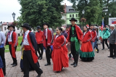 Międzynarodowe Małopolskie Spotkania z Folklorem - Miechów 2016 - wejście do bazyliki i Msza św. - miechowski.pl