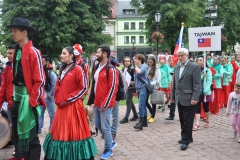 Międzynarodowe Małopolskie Spotkania z Folklorem - Miechów 2016 - wejście do bazyliki i Msza św. - miechowski.pl