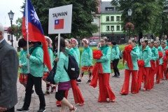 Międzynarodowe Małopolskie Spotkania z Folklorem - Miechów 2016 - wejście do bazyliki i Msza św. - miechowski.pl