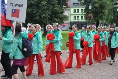 Międzynarodowe Małopolskie Spotkania z Folklorem - Miechów 2016 - wejście do bazyliki i Msza św. - miechowski.pl