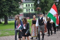 Międzynarodowe Małopolskie Spotkania z Folklorem - Miechów 2016 - wejście do bazyliki i Msza św. - miechowski.pl