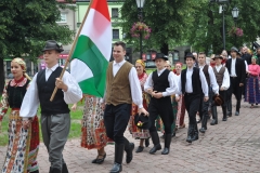 Międzynarodowe Małopolskie Spotkania z Folklorem - Miechów 2016 - wejście do bazyliki i Msza św. - miechowski.pl