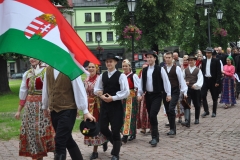 Międzynarodowe Małopolskie Spotkania z Folklorem - Miechów 2016 - wejście do bazyliki i Msza św. - miechowski.pl