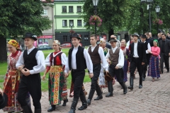 Międzynarodowe Małopolskie Spotkania z Folklorem - Miechów 2016 - wejście do bazyliki i Msza św. - miechowski.pl