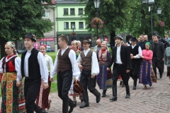 Międzynarodowe Małopolskie Spotkania z Folklorem - Miechów 2016 - wejście do bazyliki i Msza św. - miechowski.pl