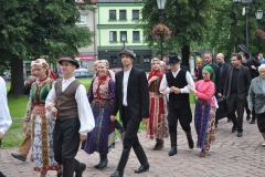 Międzynarodowe Małopolskie Spotkania z Folklorem - Miechów 2016 - wejście do bazyliki i Msza św. - miechowski.pl