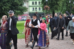Międzynarodowe Małopolskie Spotkania z Folklorem - Miechów 2016 - wejście do bazyliki i Msza św. - miechowski.pl