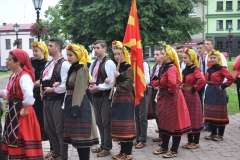 Międzynarodowe Małopolskie Spotkania z Folklorem - Miechów 2016 - wejście do bazyliki i Msza św. - miechowski.pl