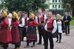 Międzynarodowe Małopolskie Spotkania z Folklorem - Miechów 2016 - wejście do bazyliki i Msza św. - miechowski.pl