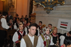 Międzynarodowe Małopolskie Spotkania z Folklorem - Miechów 2016 - wejście do bazyliki i Msza św. - miechowski.pl