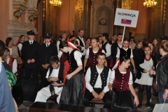 Międzynarodowe Małopolskie Spotkania z Folklorem - Miechów 2016 - wejście do bazyliki i Msza św. - miechowski.pl