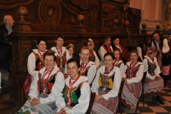 Międzynarodowe Małopolskie Spotkania z Folklorem - Miechów 2016 - wejście do bazyliki i Msza św. - miechowski.pl