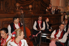 Międzynarodowe Małopolskie Spotkania z Folklorem - Miechów 2016 - wejście do bazyliki i Msza św. - miechowski.pl