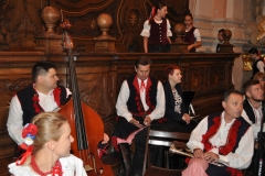 Międzynarodowe Małopolskie Spotkania z Folklorem - Miechów 2016 - wejście do bazyliki i Msza św. - miechowski.pl