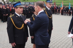 P1012067Święto Strażaka 2016 - wicewojewoda Piotr Ćwik wręcza odznaczenie - miechowski.pl - fot. KPPSP
