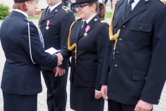 Święto Strażaka 2016 - poseł Lidia Gądek wręcza odznaczenie - miechowski.pl - fot. KPPSP
