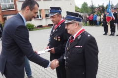 Święto Strażaka 2016 - poseł Lidia Gądek wręcza odznaczenie - miechowski.pl - fot. KPPSP
