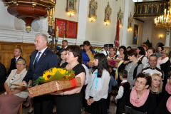 40-lecie kapłaństwa proboszcza - delegacje z życzeniami i kwiatami - miechowski.pl - fot. K. Capiga