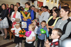40-lecie kapłaństwa proboszcza - delegacje z życzeniami i kwiatami - miechowski.pl - fot. K. Capiga