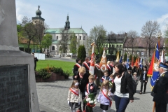 3 Maja w Miechowie - złożenie kwiatów pod pomnikiem - miechowski.pl - fot. Krzysztof Capiga