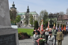 3 Maja w Miechowie - złożenie kwiatów pod pomnikiem - miechowski.pl - fot. Krzysztof Capiga